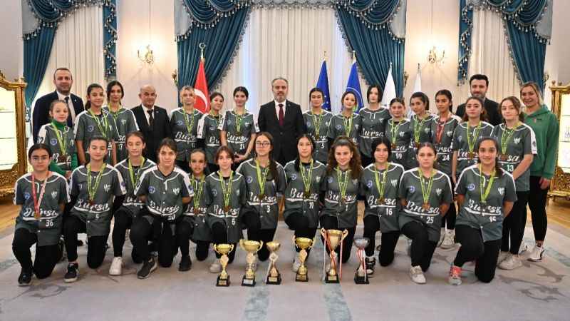 Şampiyon Softball oyuncuları Başkan Aktaş’ı ziyaret etti