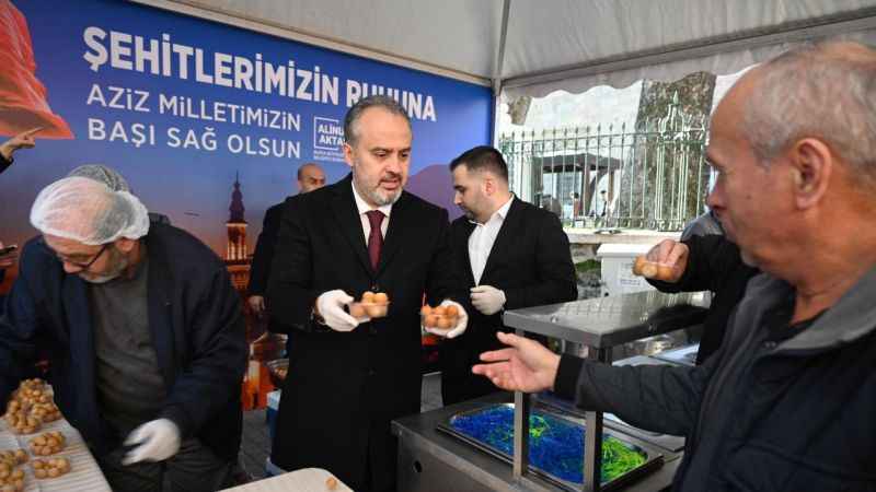 Bursa'da şehitler için 5 bin kişiye lokma dağıtıldı