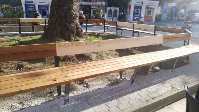 Nilüfer Belediyesi banklardaki 'Büyükşehir' yazısını kaldırdı