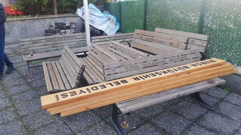 Nilüfer Belediyesi banklardaki 'Büyükşehir' yazısını kaldırdı