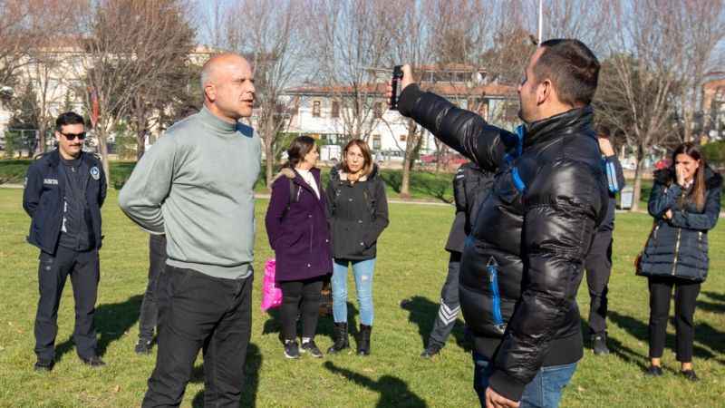 Güvenlik görevlileri biber gazını deneyerek eğitim aldı