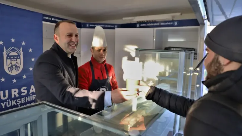 Bursa Büyükşehir Belediyesi’nden öğrencilere sıcak çorba ikramı Bursa Büyükşehir Belediyesi’nden öğrencilere sıcak çorba ikramı