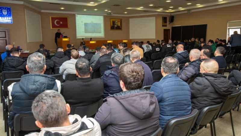 Güvenlik görevlileri biber gazını deneyerek eğitim aldı