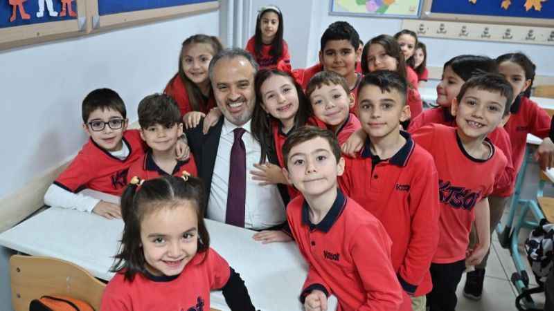 Bursa'da karne coşkusu: 795 bin öğrenci karne aldı