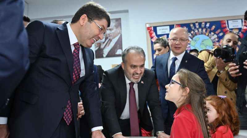 Bursa'da karne coşkusu: 795 bin öğrenci karne aldı