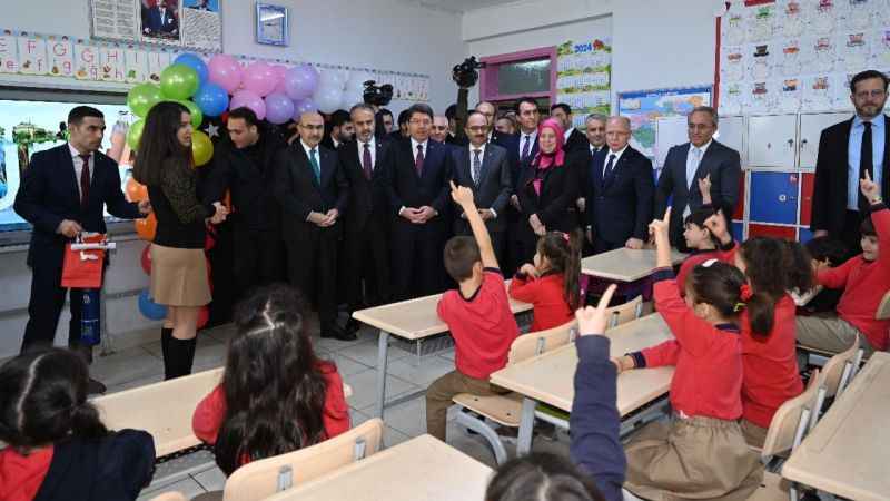 Bursa'da karne coşkusu: 795 bin öğrenci karne aldı