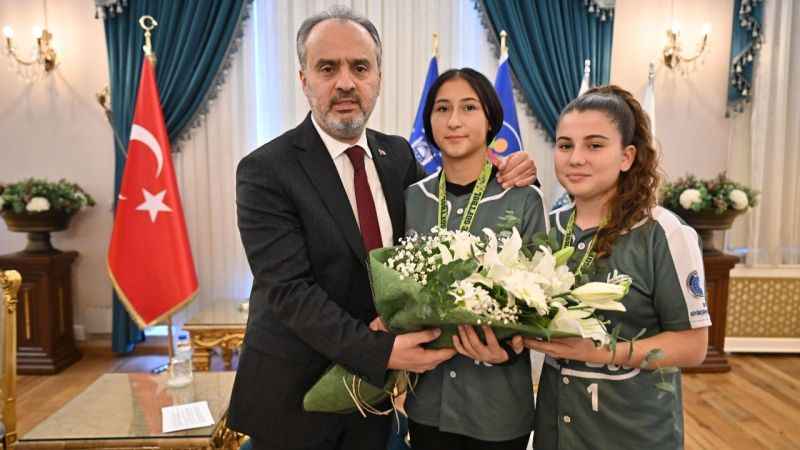 Şampiyon Softball oyuncuları Başkan Aktaş’ı ziyaret etti