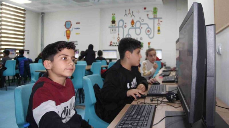 El Cezeri’nin torunları bilgisayarda kendi tasarladıkları oyunları oynuyor