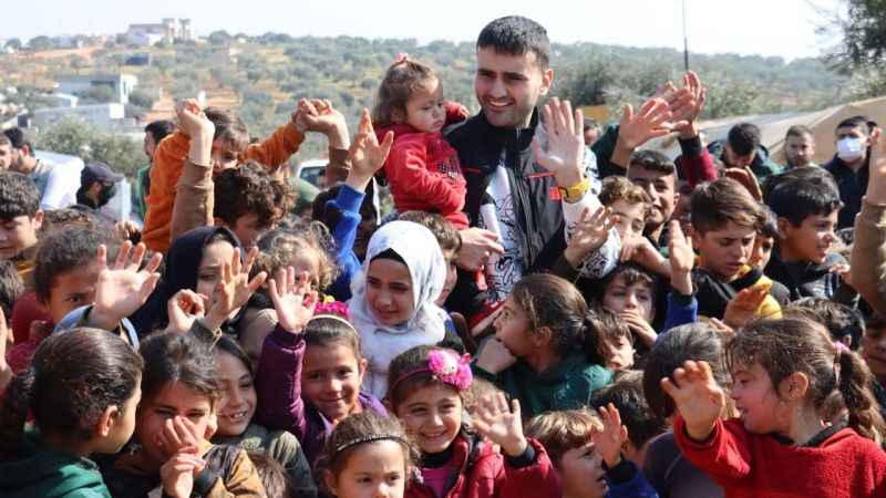 CZN Burak savaş mağduru çocuklar için yemek yaptı