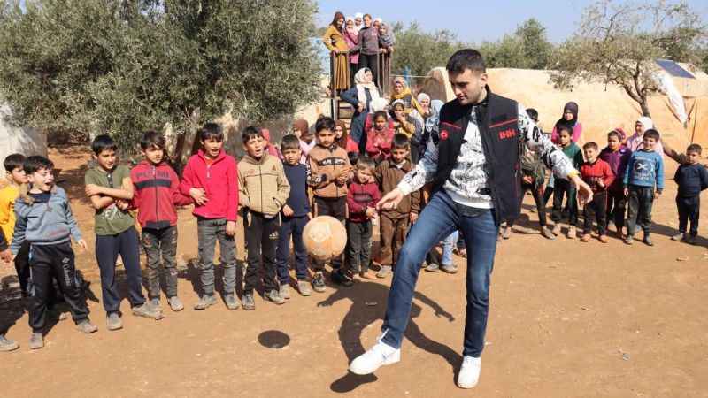 CZN Burak savaş mağduru çocuklar için yemek yaptı