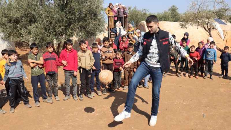 CZN Burak savaş mağduru çocuklar için yemek yaptı