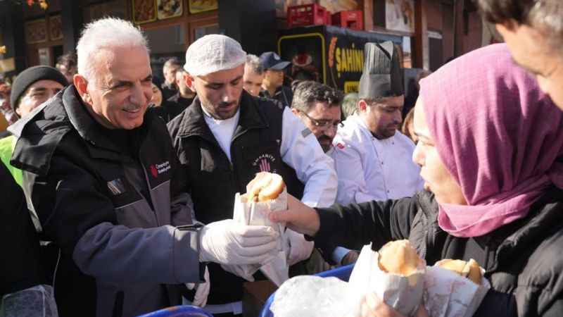 Ümraniye'de 2 bin kişiye balık ekmek ikram edildi