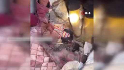 Gazze'de bir bebek enkaz altından canlı çıkarıldı