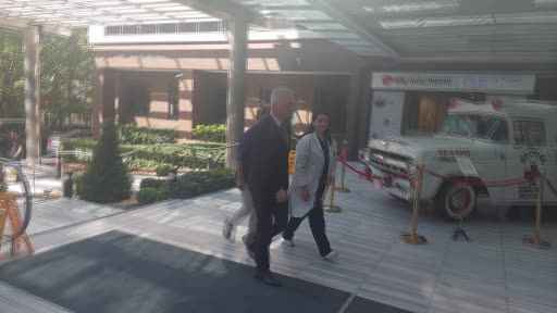 İstanbul Valisi Davut Gül, tedavileri devam eden Sabancı çiftini ziyaret etti