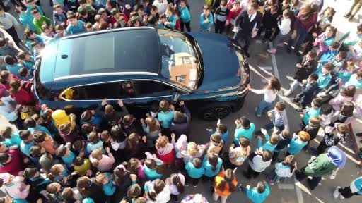 Öğrencilere Togg sürprizi: Dokunmak için birbirleriyle yarıştılar