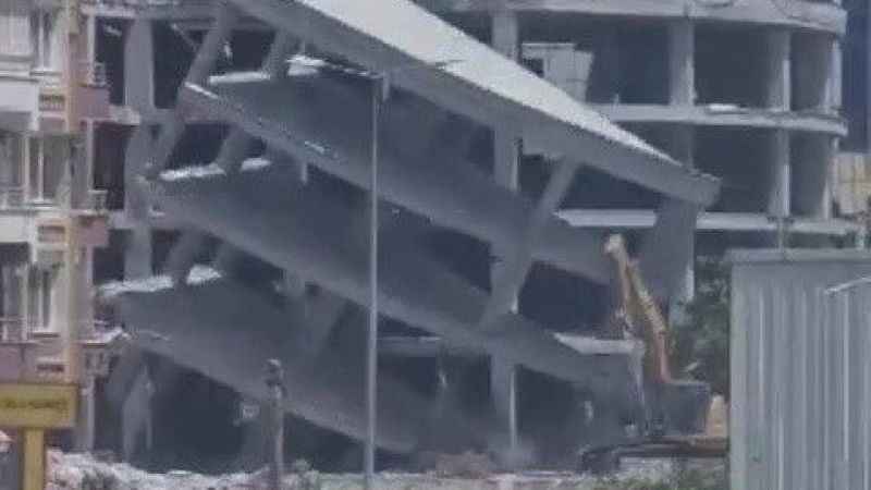 Yıkım esnasında bina iş makinesinin üzerine devrildi