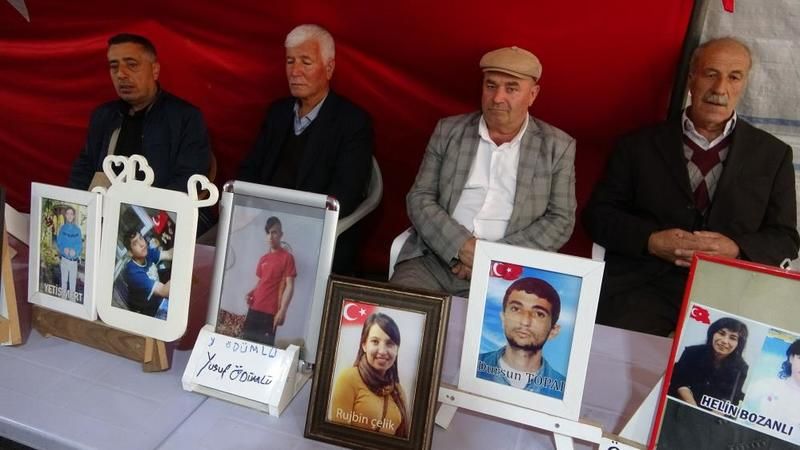 Oğlumun elindeki kalemi kırıp yerine silah verdiler