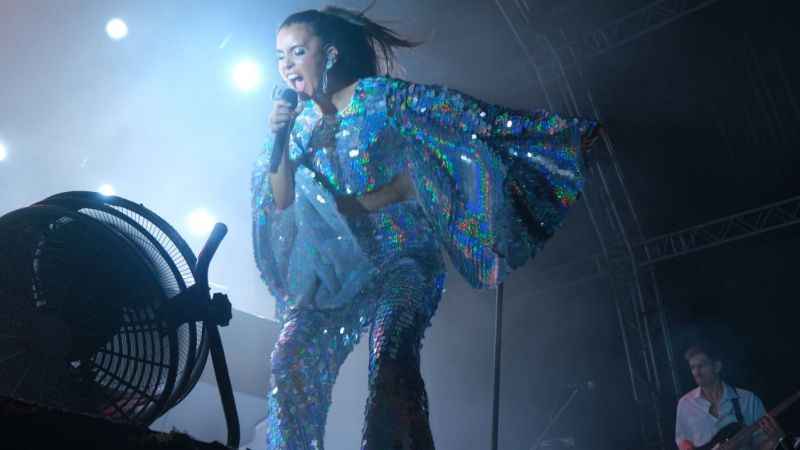 Hollandalı Türk şarkıcı Karsu evleniyor mu?