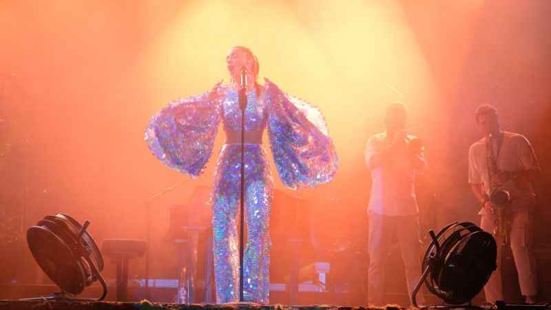 Hollandalı Türk şarkıcı Karsu evleniyor mu?