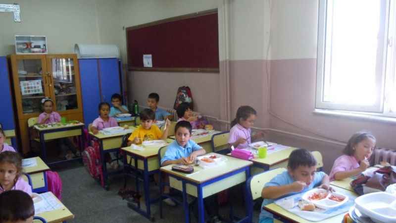 Okullarda teneffüslerden biri en az 20 dakika olacak