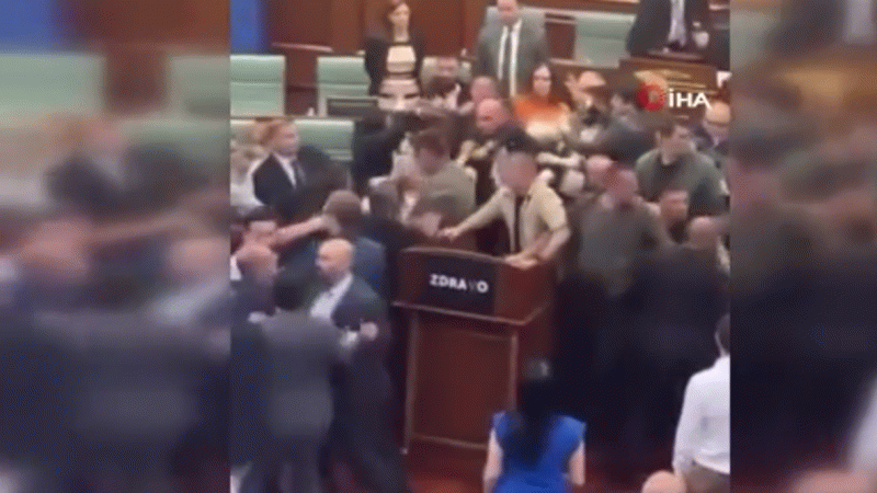 Kosova Parlamentosu’nda yumruklu kavga