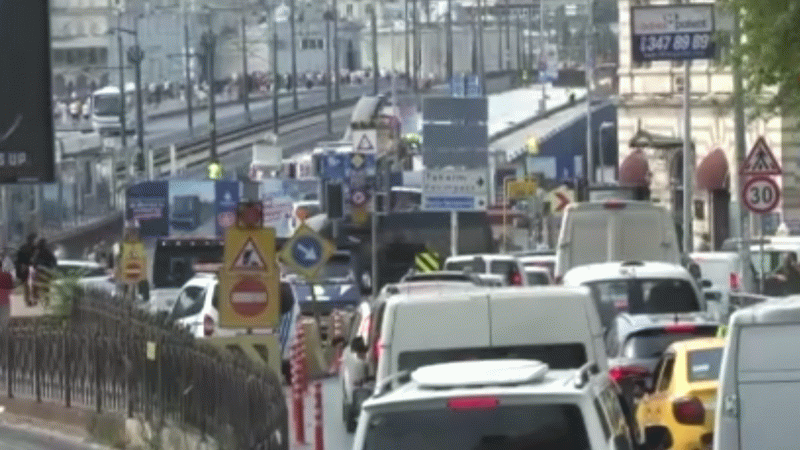 Galata Köprüsü'ndeki çalışmalar nedeniyle trafik yoğunluğu oluştu