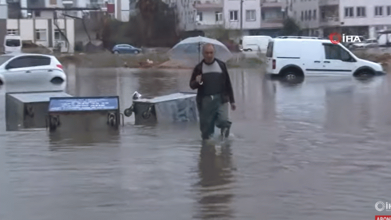 Evleri Su Basıp Boğulma Tehlikesi Yaşayan Vatandaşlar Üst Katlardaki Komşularına Sığındı
