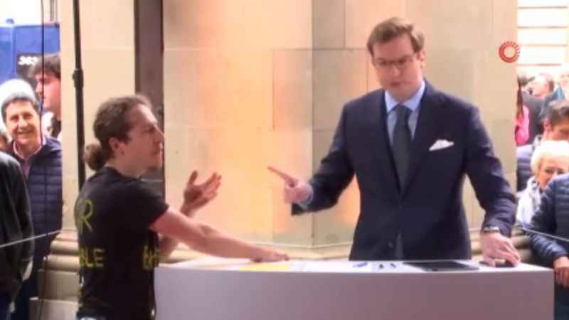 Seçim tartışmasında canlı yayında elini kürsüye yapıştırdı