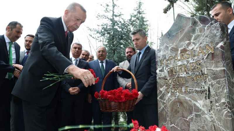 Cumhurbaşkanı Erdoğan, Alparslan Türkeş’in anıt mezarını ziyaret etti