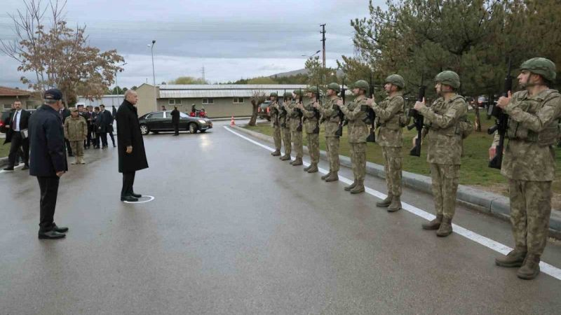 Bu gücümüzü karada, havada, denizde daha da artıracak çeşitli projelerle milletimizin huzuruna çıkacağız
