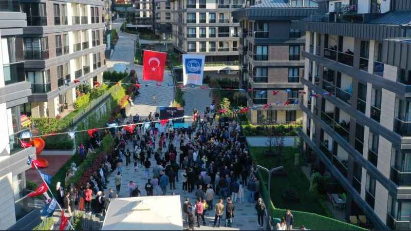Üsküdar'da Erguvan Evleri projesi hak sahiplerine teslim edildi