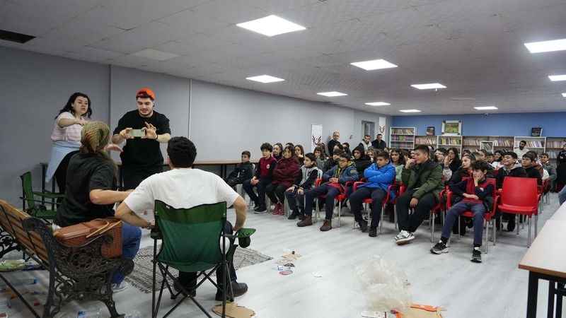 Esenler'de öğrenciler tiyatro sahnesinde