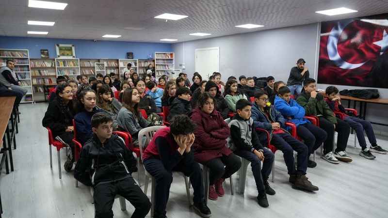 Esenler'de öğrenciler tiyatro sahnesinde