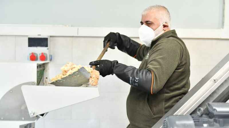 Esenyurt Belediyesi, sokak hayvanları için mama üretiyor