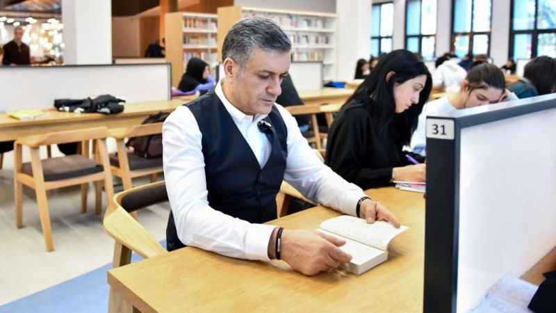 Belediye Başkanı çocuklara masal kitabı seslendirdi Belediye Başkanı çocuklara masal kitabı seslendirdi