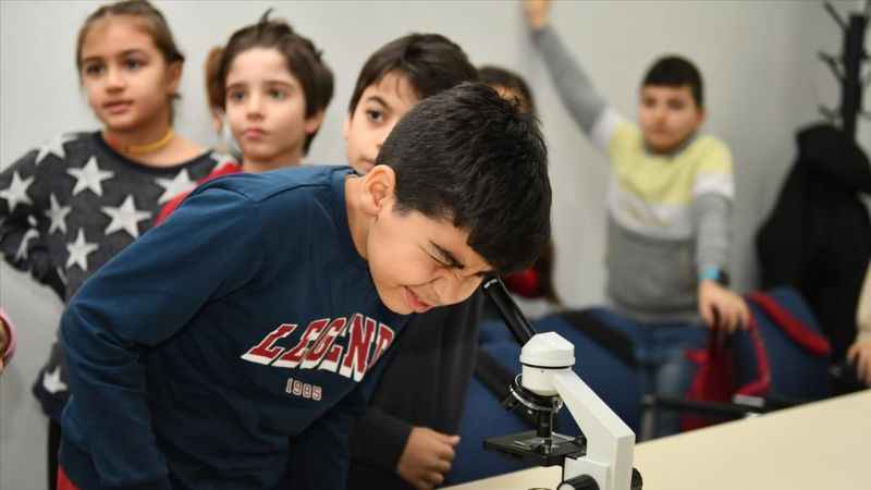 Esenyurt'ta çocuklar, bilim ve sanatla dolu bir gün geçirdi