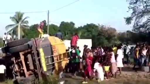 Tankerden sızan yakıtı almaya çalışan 40 kişi öldü