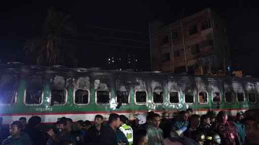 Bangladeş’te yolcu treni kundaklandı: 4 ölü