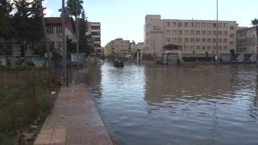 İskenderun'da sokak araları sular altında