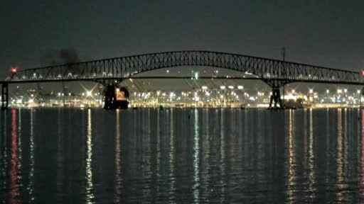 ABD’de kargo gemisinin çarptığı köprü yıkıldı