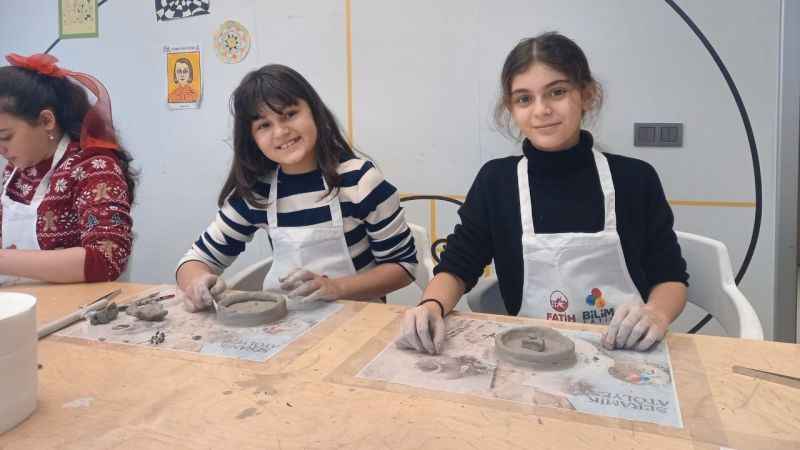 Çocuklar kendi seramik tabaklarını tasarlıyor