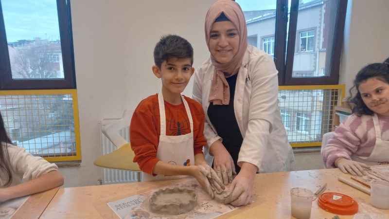 Çocuklar kendi seramik tabaklarını tasarlıyor