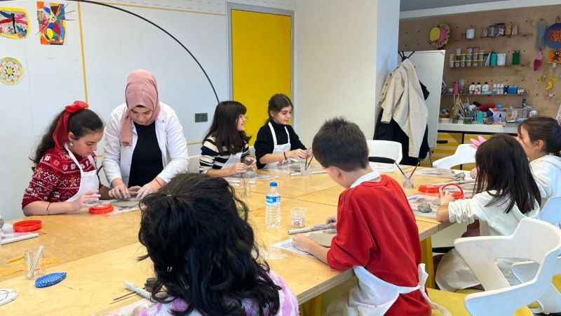 Çocuklar kendi seramik tabaklarını tasarlıyor