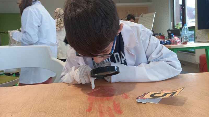 Minik öğrenciler adli tıp tekniklerini öğreniyorlar