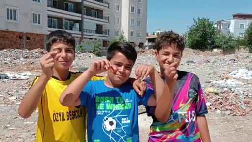 Adıyaman'da mahallede oyun oynayan çocuklar enkazda altın buldu