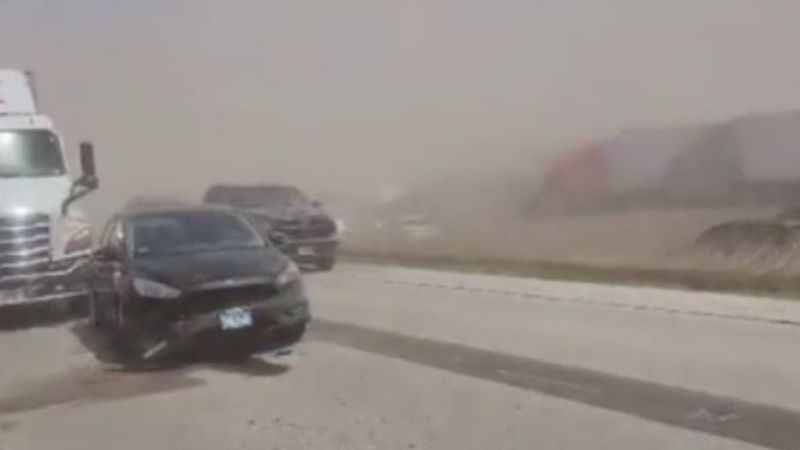 Kum fırtınasında 40’dan fazla araç birbirine girdi