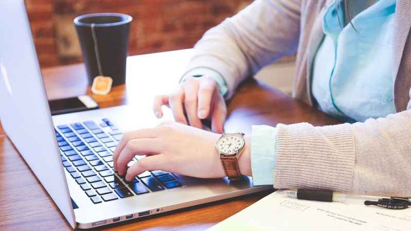 Arkadaşlık uygulamalarında el hareketleri tercihleri ele veriyor