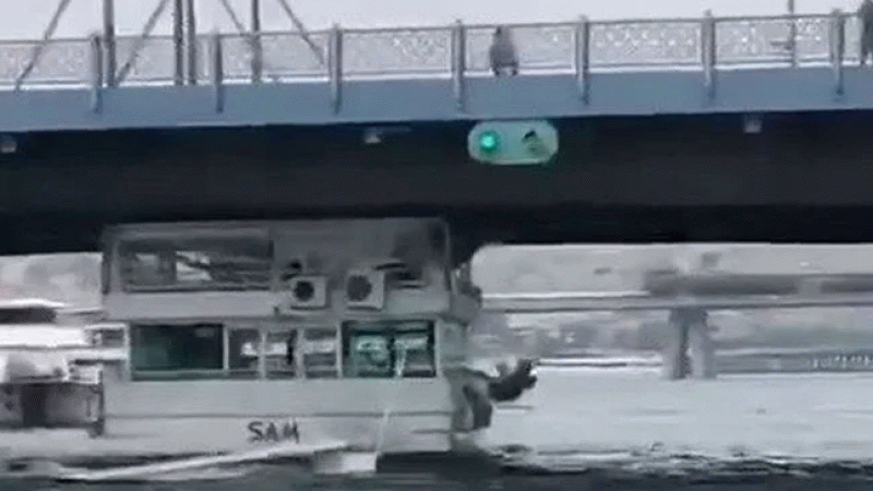 Tur teknesi Galata Köprüsü'ne çarptı