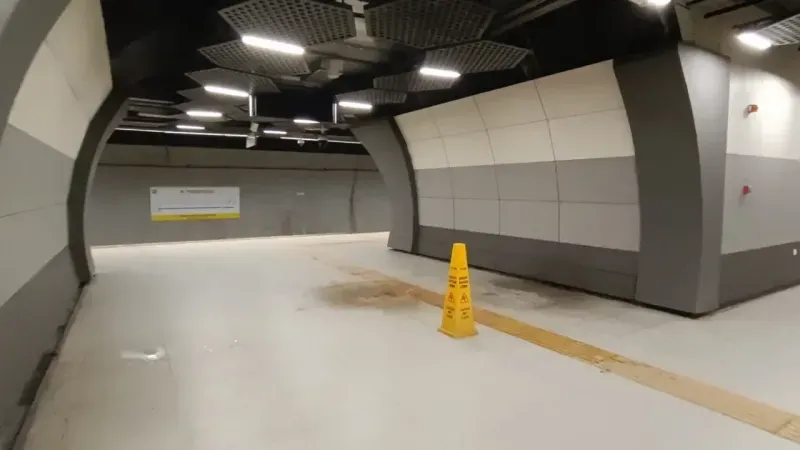 Geçen yıl hizmete giren metronun çatısı aktı