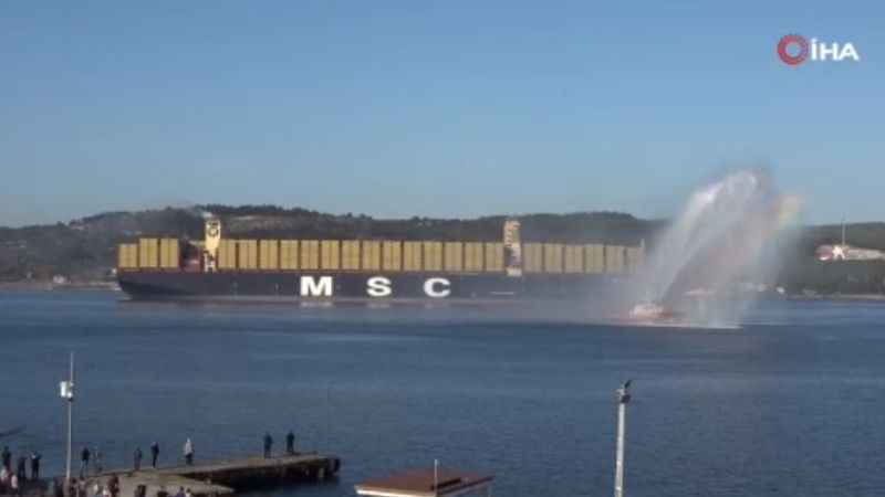 Cumhuriyet’in 100’üncü yılında ‘Türkiye’ ismi verilen dev gemi Çanakkale Boğazı’ndan geçti